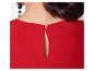 Robe rouge avec encolure en V et bouton dans le dos.