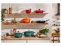 Casseroles et poêles Le Creuset aux couleurs vives dans une cuisine moderne.