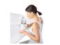 Une femme utilise un vaporisateur facial Severin.