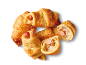 Croissants salés avec saucisse et graines de sésame, certains coupés en deux.