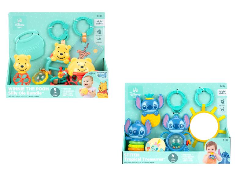 Deux coffrets cadeaux pour bébé, l'un avec des jouets Winnie l'Ourson et l'autre avec des jouets Stitch.