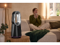 Purificateur d'air avec une femme se relaxant sur un canapé dans un salon confortable