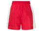 Short rouge avec des rayures blanches et jaunes.