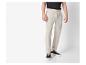 Pantalon lin beige et baskets noires : look décontracté.