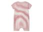 Combinaison rayée rose et rouge pour bébé.