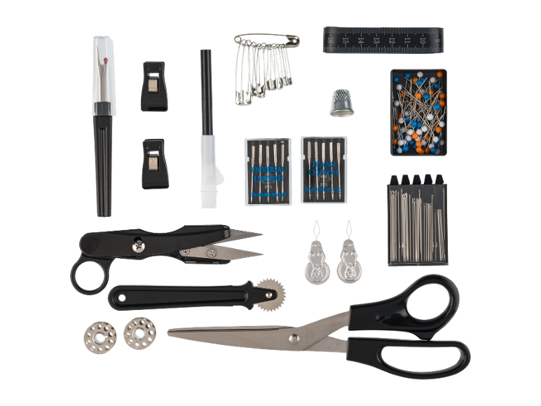 Kit de couture avec ciseaux, aiguilles, fil, mètre ruban et autres accessoires.