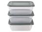 Trois récipients alimentaires transparents empilés avec couvercles gris.