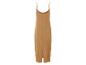 Robe longue beige à fines bretelles, style minimaliste.