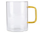 Une tasse en verre avec une poignée dorée.