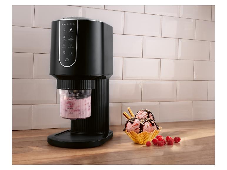 Machine à glace et desserts noire avec écran numérique, à côté d'un bol de glace à la framboise.