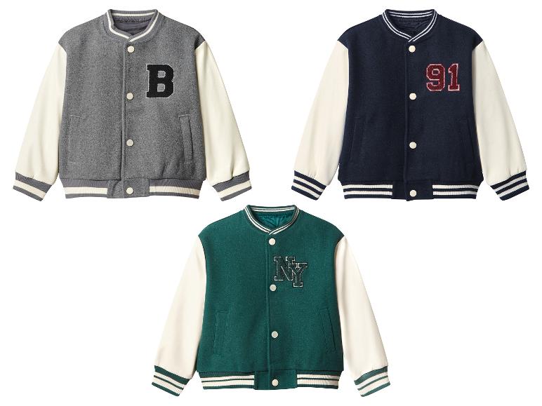 Trois vestes de baseball pour enfants en gris, bleu marine et vert avec des manches crème.