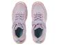 Une paire de baskets de sport lilas avec des détails roses et une fermeture velcro.