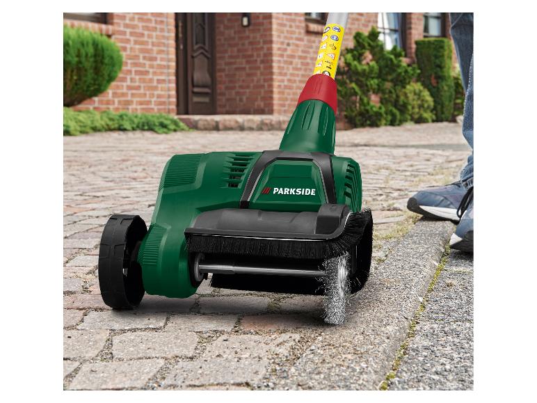 Désherbeur de joints Parkside éliminant les mauvaises herbes d'une allée en pierre.