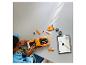 Un enfant assemble une voiture jouet orange, suivant les instructions sur une tablette.