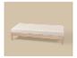 Banc en bois clair avec un coussin blanc cassé sur un fond beige.