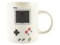 Une tasse blanche avec un design Game Boy.