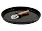 Plat à pizza noir avec une roulette à pizza en bois et acier inoxydable.