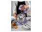 Un robot pâtissier violet avec un bol qui bat de la crème.