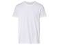 Un t-shirt blanc à manches courtes.