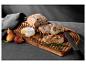 Une planche à découper en bois avec du pain, du fromage et des figues.