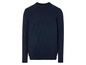 Un pull bleu marine à col rond en maille torsadée à manches longues.
