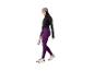 Femme en leggings violets et haut noir, tenant une bouteille d'eau.