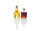 Une bouteille d'huile d'olive et une bouteille de vinaigre sur un fond blanc.