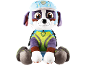 Peluche de chien assis avec un casque bleu et une combinaison verte et violette.