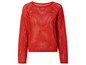 Un pull rouge en tricot à manches longues.