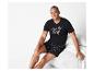 Homme en pyjama noir avec l'inscription 'King'