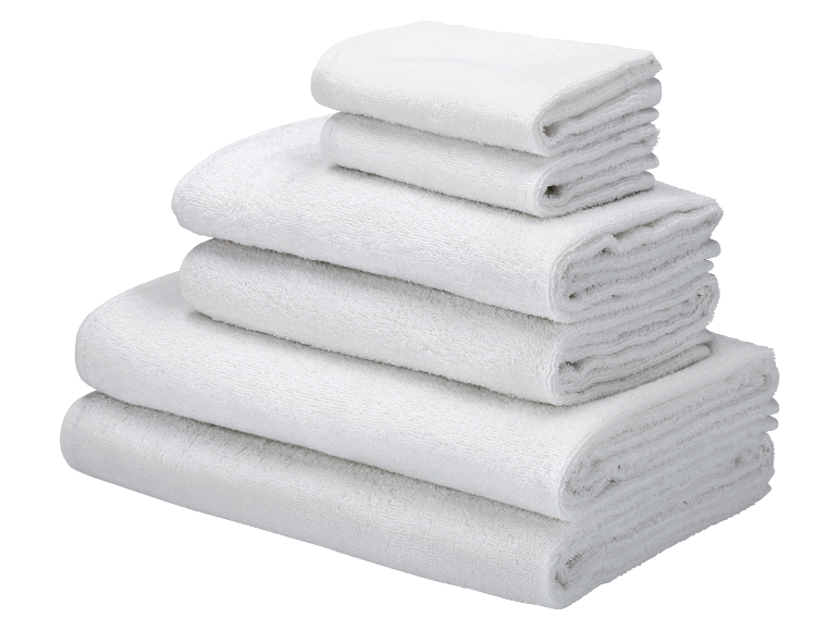 Serviettes blanches empilées.