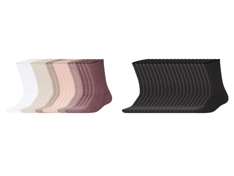 Lot de chaussettes courtes noires et multicolores.