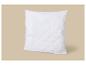 Oreiller blanc matelassé avec un motif ondulé sur fond beige.