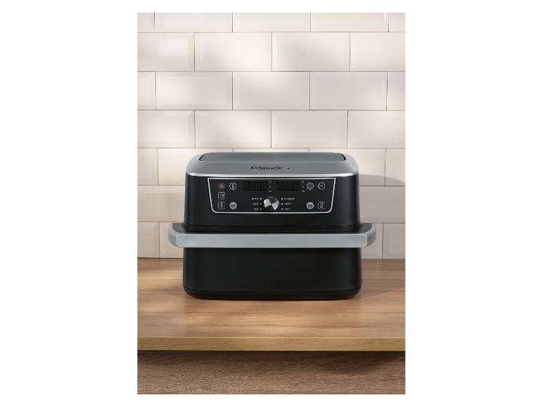 Friteuse à air noire SilverCrest sur un comptoir de cuisine en bois.