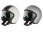 Deux casques de moto ouverts, un blanc avec une bande noire et rouge, un gris mat