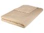 Couverture beige avec un dos en polaire.