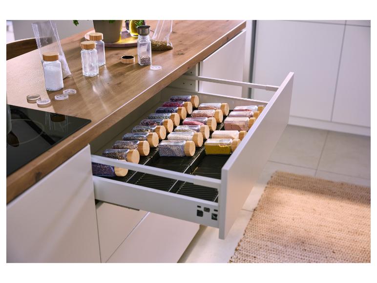 Organisateur de tiroir pour pots à épices dans une cuisine moderne.