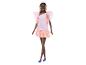 Poupée Barbie vêtue d'une robe rose à volants.