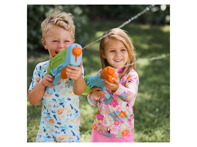 Enfants jouant avec des pistolets à eau et portant des maillots de bain à motifs marins et tropicaux.