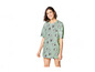 Une femme porte une robe t-shirt verte à imprimé Bugs Bunny.