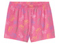 Shorts roses avec un imprimé de chevaux.