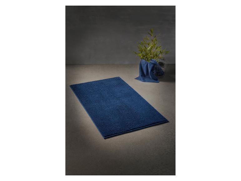 Tapis de bain bleu foncé et serviette assortie.