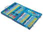 Coffret d'art ouvert avec feutres, crayons de couleur, craies grasses, aquarelles et accessoires.