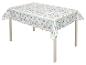 Table avec une nappe fleurie.