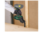 Une personne utilise un outil multifonction Parkside pour couper du bois.