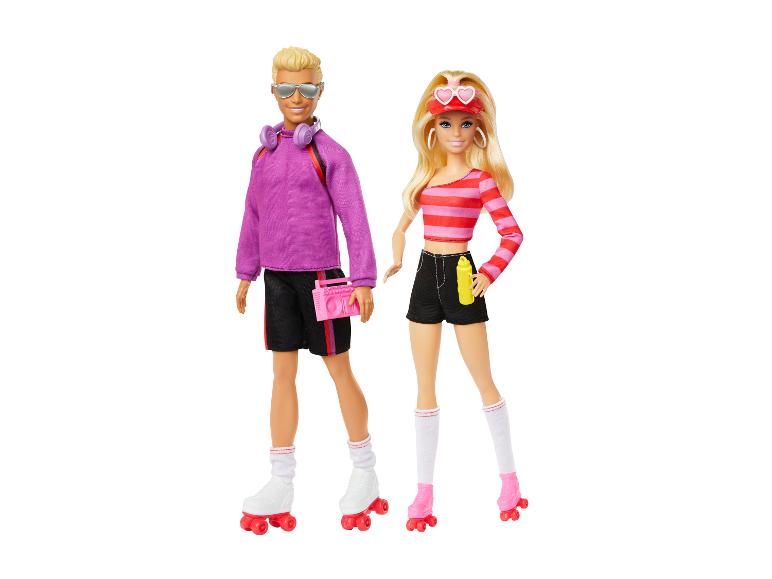 Deux poupées, un homme et une femme, en patins à roulettes et tenues décontractées.