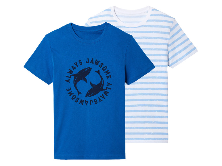 Deux t-shirts pour garçons, l'un avec un imprimé de requin bleu et l'autre à rayures bleues.