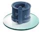 Un moule à gâteau en silicone bleu sur un socle en verre.