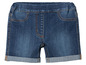 Un short en jean bleu avec des ourlets retournés.