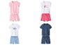 Quatre ensembles de pyjamas courts pour enfants : rose à pois, blanc avec paresseux 'More Snoozing', blanc avec paresseux bleu et bleu à imprimé bateau.